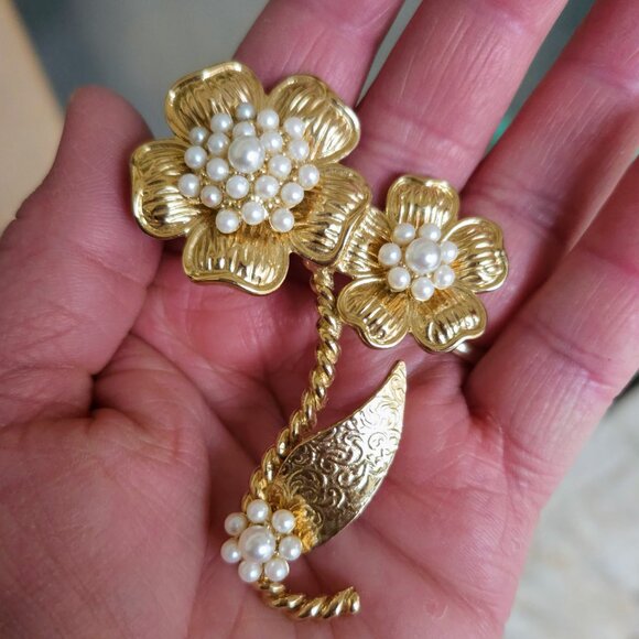 Vintage Butler & Wilson Faux Pearl Flower Brooch Pin - Picture 6 of 9